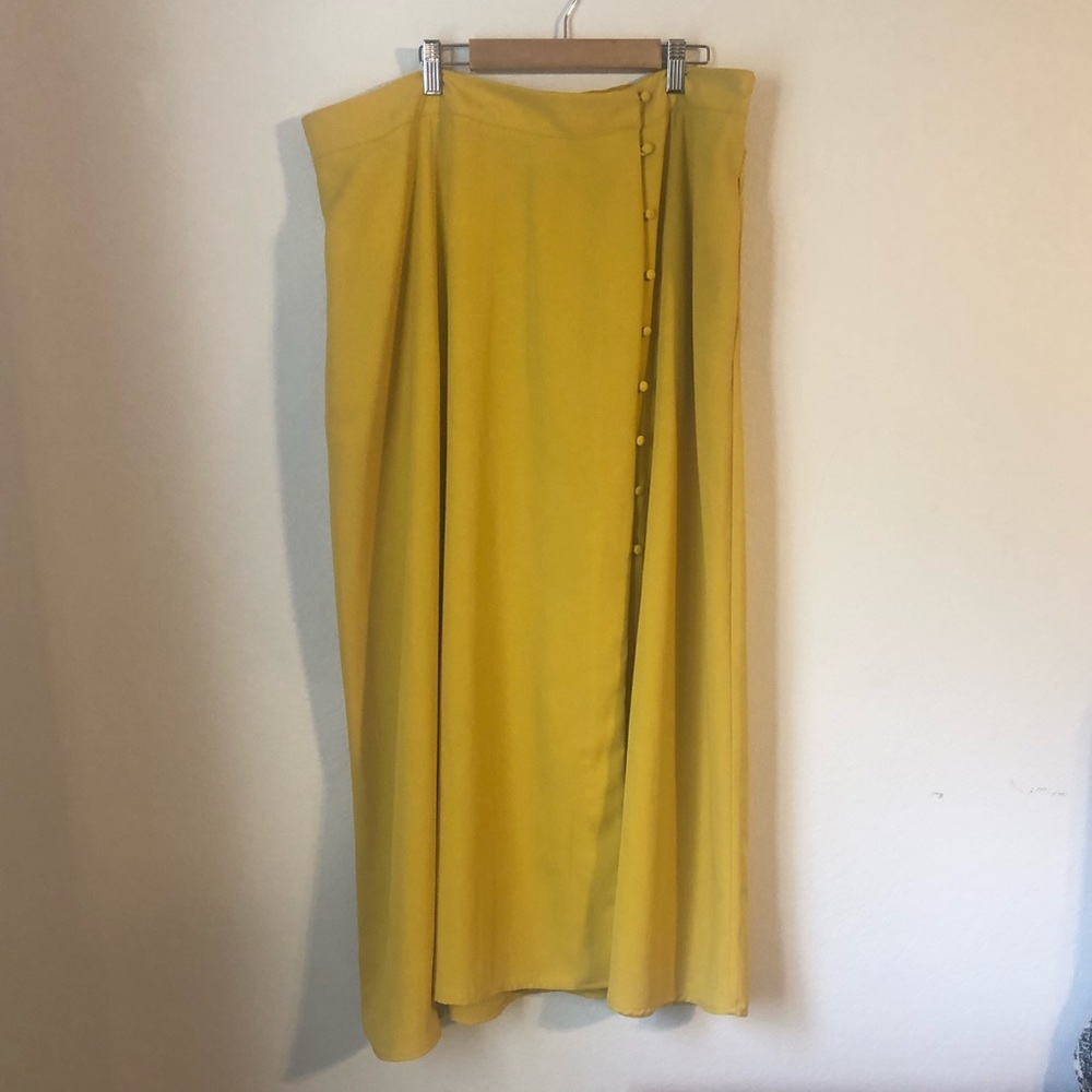 Yellow skirt with button accents